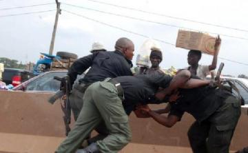 images_nigerian_police_fighting_703562967